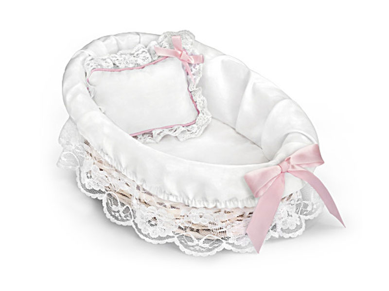 Wicker Bassinet With White Liner And Pillow For 10 Dolls