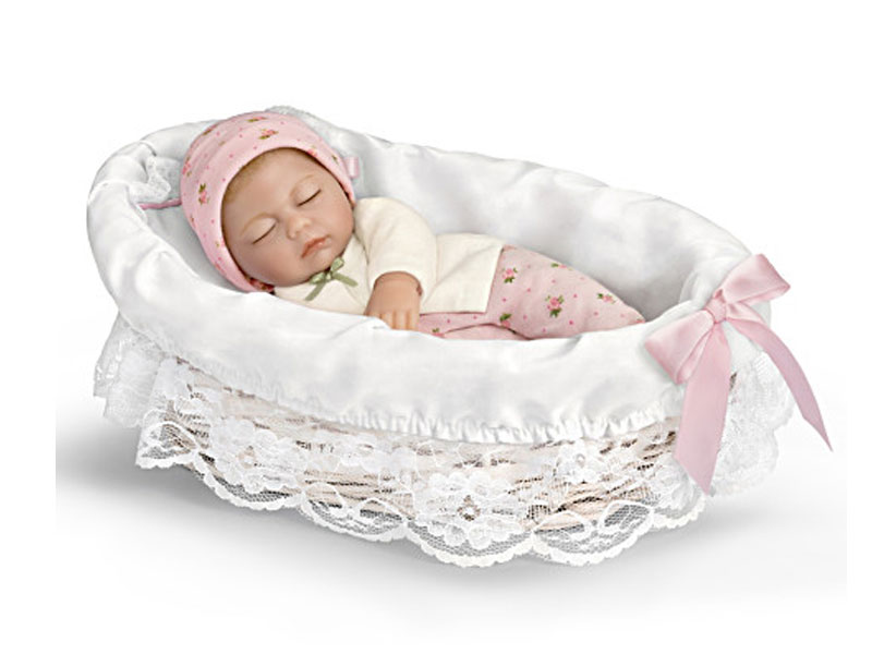 Wicker Bassinet With White Liner And Pillow For 10 Dolls